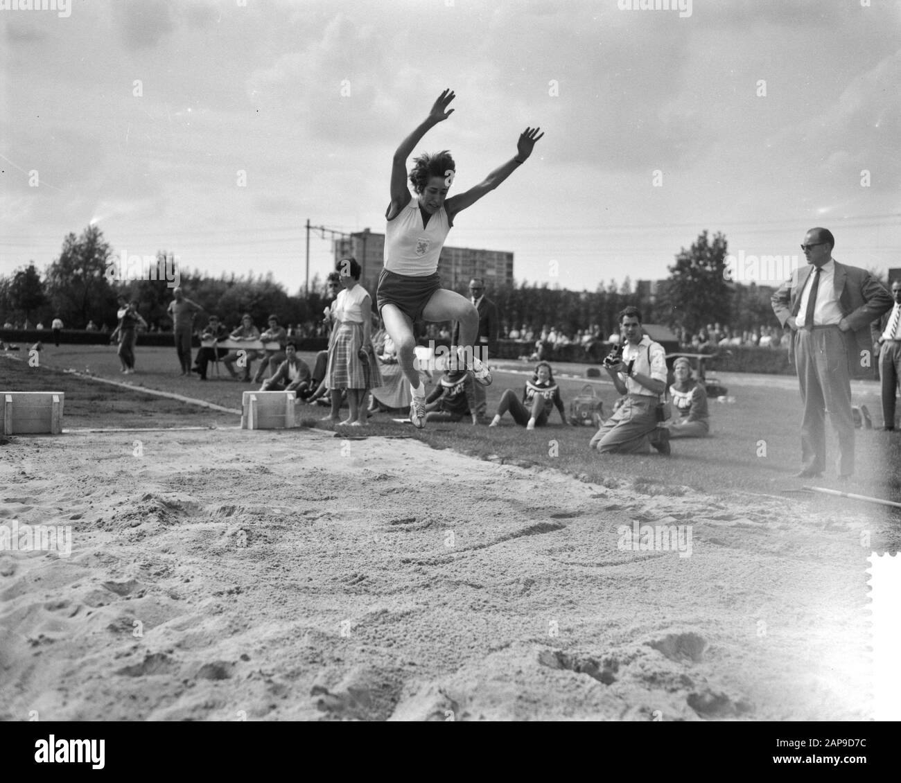 Leichtathletik-Wettbewerb Netherlands-France (Frauen) in Vlaardingen, Witz Bijleveldt im Einsatz bei Weitsprung Datum: 14. August 1960 Ort: Vlaardingen, Zuid-Holland Schlagwörter: Leichtathletik, Sport Personname: Bijleveldt, Witz Stockfoto