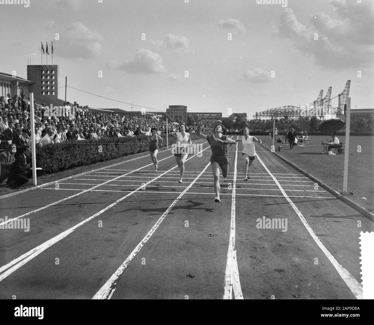 Leichtathletik-Wettbewerb Niederlande - Frankreich (Frauen) Vlaardingen Anmerkung: De Française Catherine Capdeville gewinnt 100 Meter für Ellen Ort (links) Datum: 14. August 1960 Ort: Vlaardingen, Zuid-Holland Schlagwörter: Leichtathletik, Sport Stockfoto
