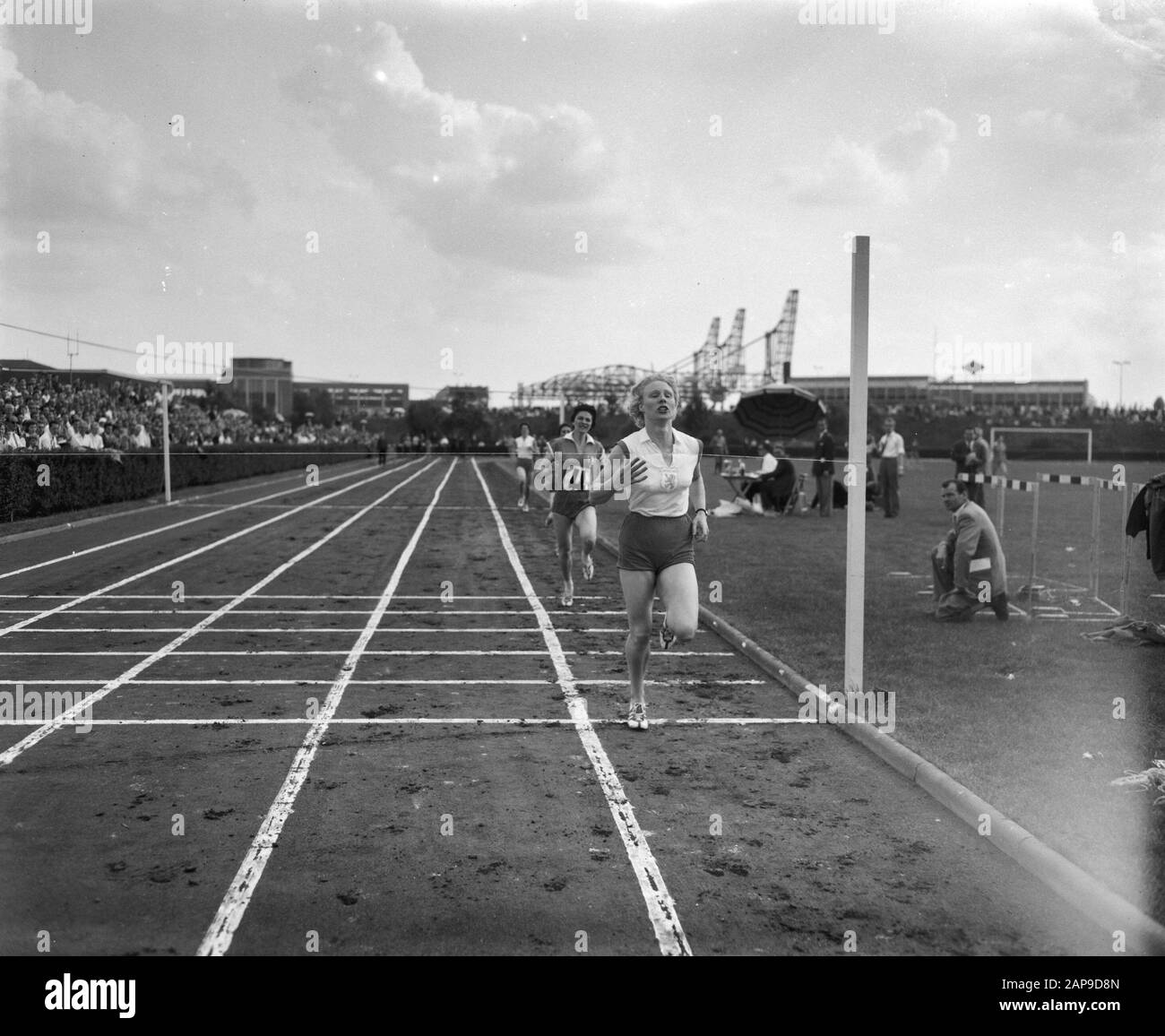 Leichtathletik-Wettbewerb Niederländisch-Frankreich (Frauen) in Vlaardingen gewinnt Ine ter Laak-Spijk 800 Meter, zweite Maryvonne Dupureur (Frankreich) Datum: 14. August 1960 Ort: Vlaardingen, Süd-Holland Schlagwörter: Leichtathletik, Sport persönlicher Name: Dupureur, Maryvonne, Laak-Spijk, Ine te Stockfoto