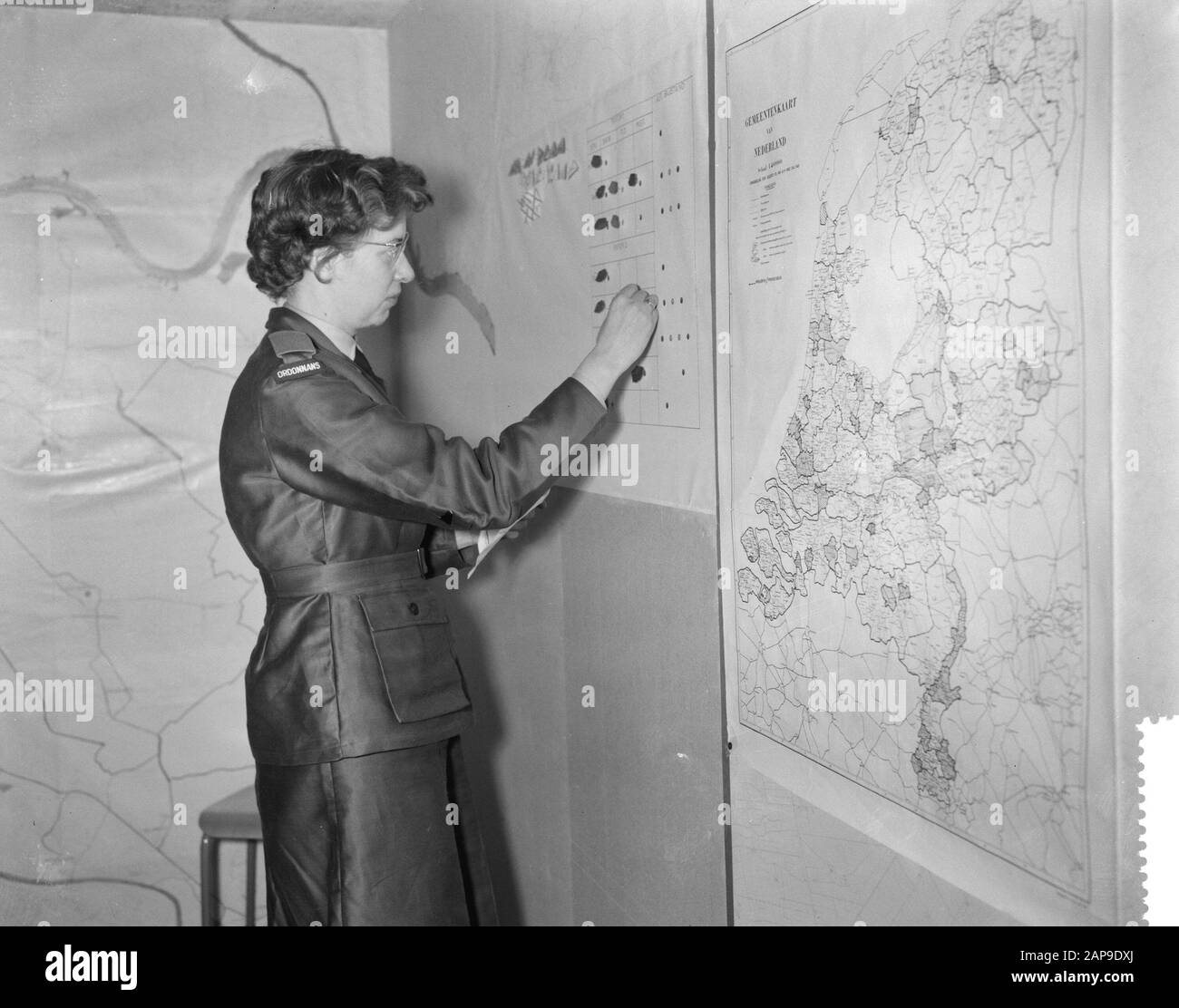 BB-er bleiben als Übung 7 Tage in einem Bunker unter dem Boden am Berg en Dal Datum: 24. Oktober 1960 Ort: Berg- und Dal-Schlüsselwörter: Karten, Soldaten, Übungen Stockfoto