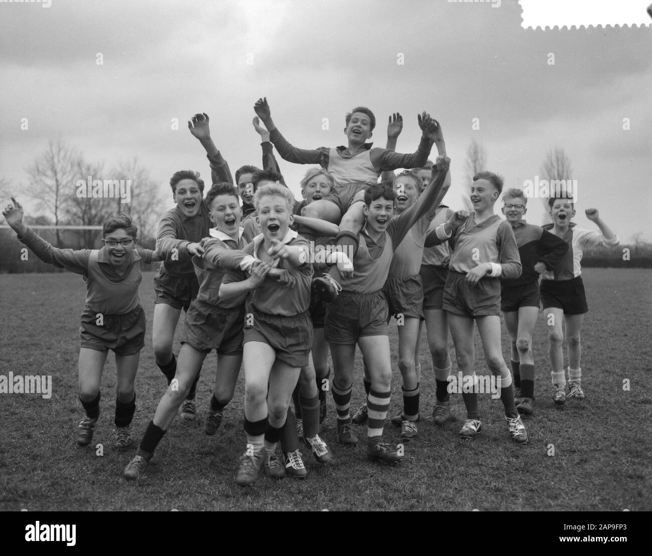 Beginn des Schulfußballturniers. Arie Blok, der 5 Tore vom christlichen HBS Ignatius College on the Shoulders erzielte Datum: 29. März 1961 Schlüsselwörter: Tore, Schulen, Sport, Fußballturniere Stockfoto