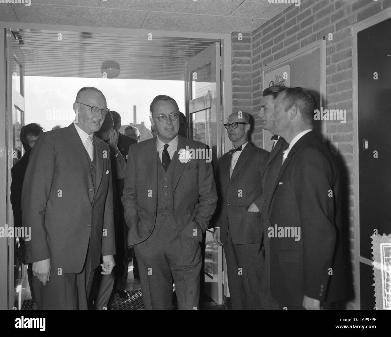 Besuch von Prinz Bernhard in der evangelischen christlichen Schule Prinz Bernhard in Tilburg Datum: 28. März 1961 Standort: Noord-Brandant, Tilburg Stichwörter: Besuche persönlicher Name: Bernhard, Fürst Stockfoto