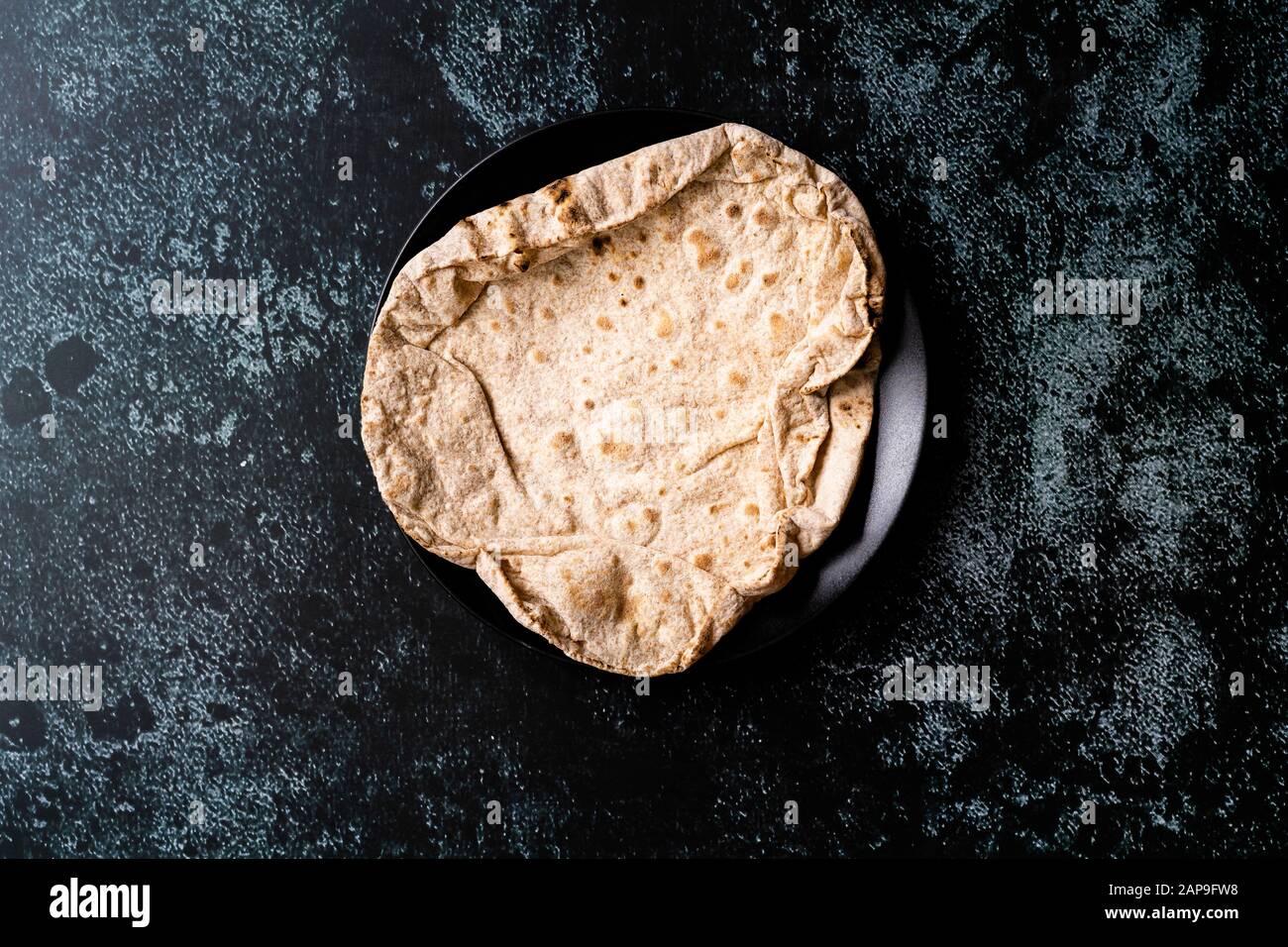 Indianisches Flat Bread Chappati Gefalzt Lavash bereit, Fladenbrot zu Essen. Bereit zum Servieren. Stockfoto