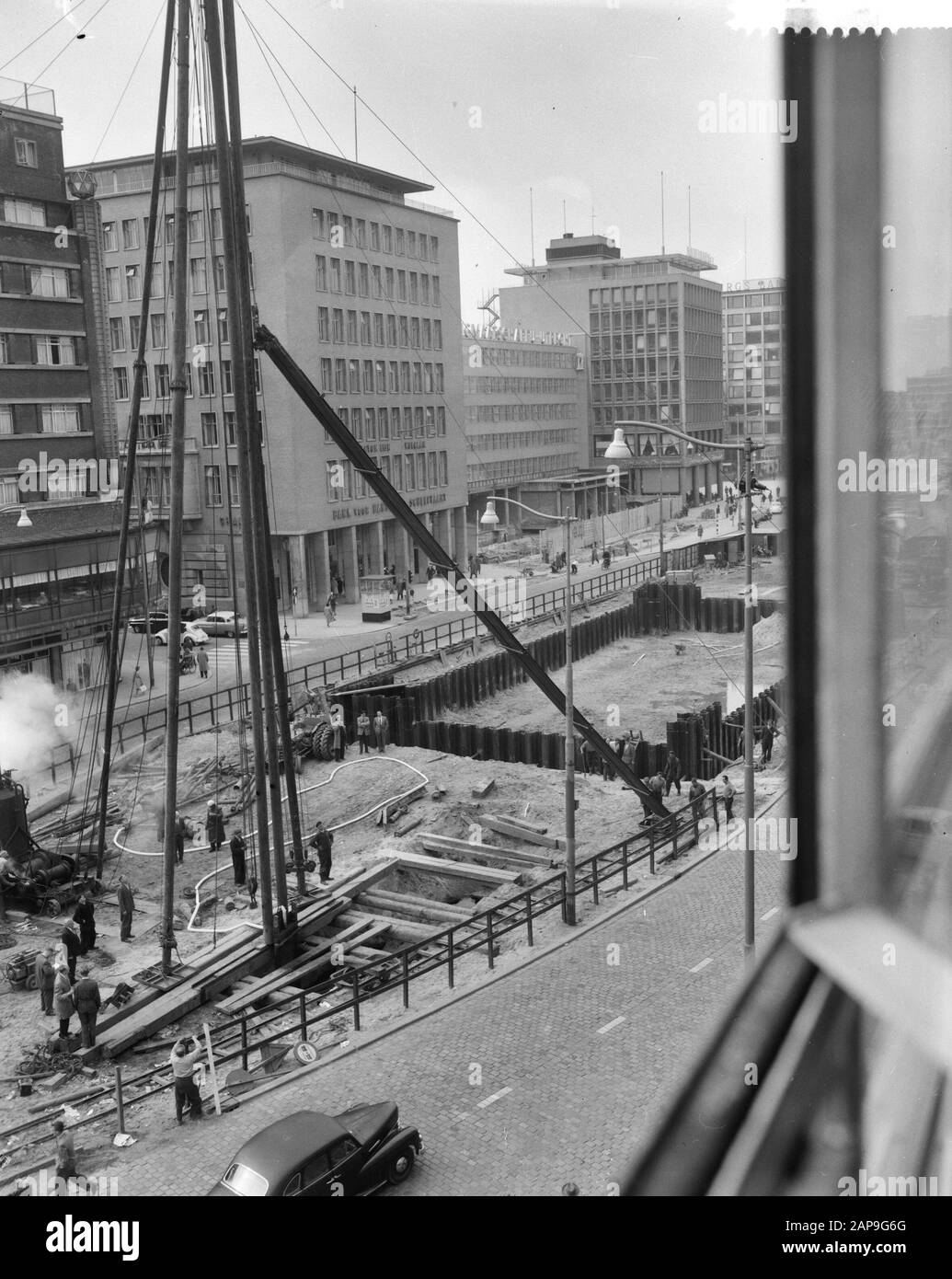 Anordnung einer 35 m tiefen Stahlblechwand um die Baugrube für die Metro am Coolsingel in Rotterdam Datum: 24. april 1961 Standort: Rotterdam, Zuid-Holland Schlagwörter: Bau, Anhäufung von Wänden, Anhäufung, öffentliche Verkehrsmittel Stockfoto