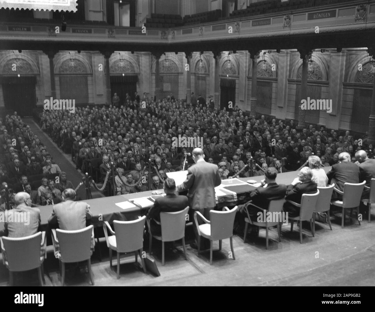 Demonstration der Stadtarbeiter für die 5-tägige Arbeitswoche im Concertgebouw Datum: 8. Mai 1961 Schlüsselwörter: Konzertgebäude, Demonstrationen, Arbeitswochen Stockfoto