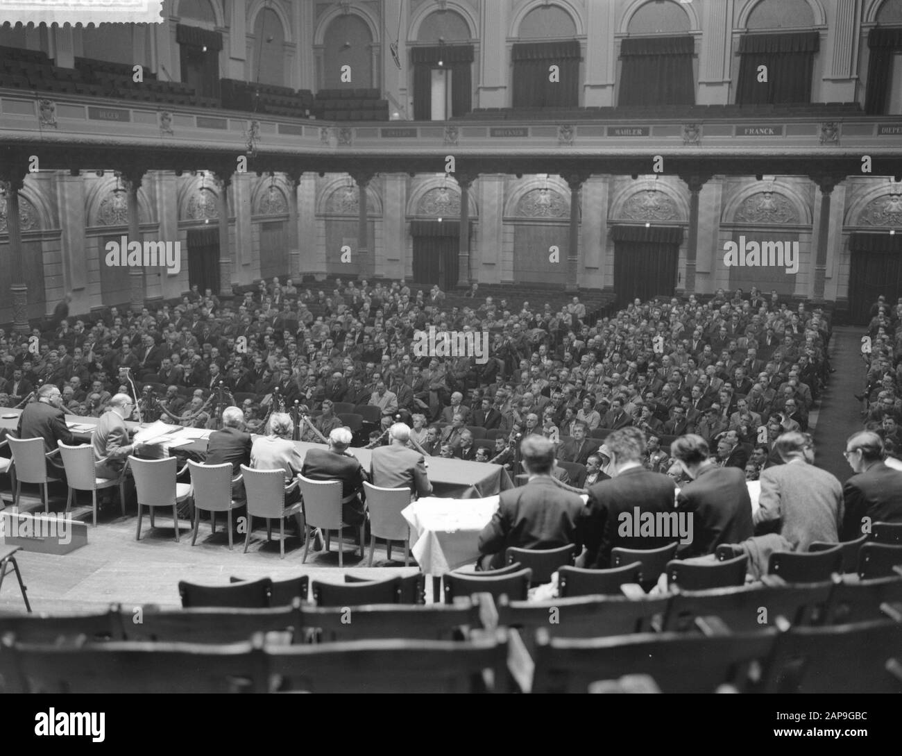 Demonstration der Gemeindearbeiter für eine 5-tägige Arbeitswoche im Concertgebouw. Überblick im Raum Datum: 8. Mai 1961 Schlagwörter: KONZERTGEBÄUDE, Demonstrationen, Übersichten, Arbeitswochen Stockfoto