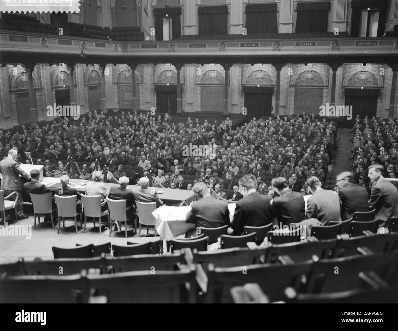 Demonstration der Stadtarbeiter für die 5-tägige Arbeitswoche im Concertgebouw Datum: 8. Mai 1961 Schlüsselwörter: Konzertgebäude, Demonstrationen, Arbeitswochen Stockfoto
