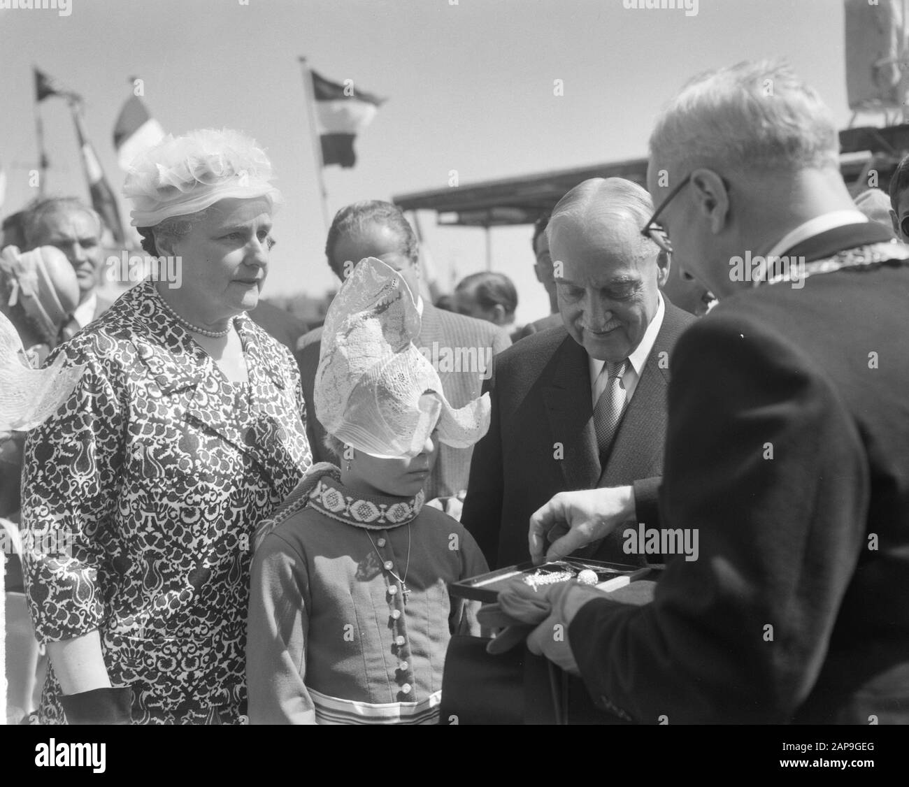 Besuchen Sie scharf nach Volendam. Scharf und der Bürgermeister Datum: 18. Mai 1961 Ort: Noord-Holland, Volendam Schlüsselwörter: Besuche, Bürgermeister Stockfoto