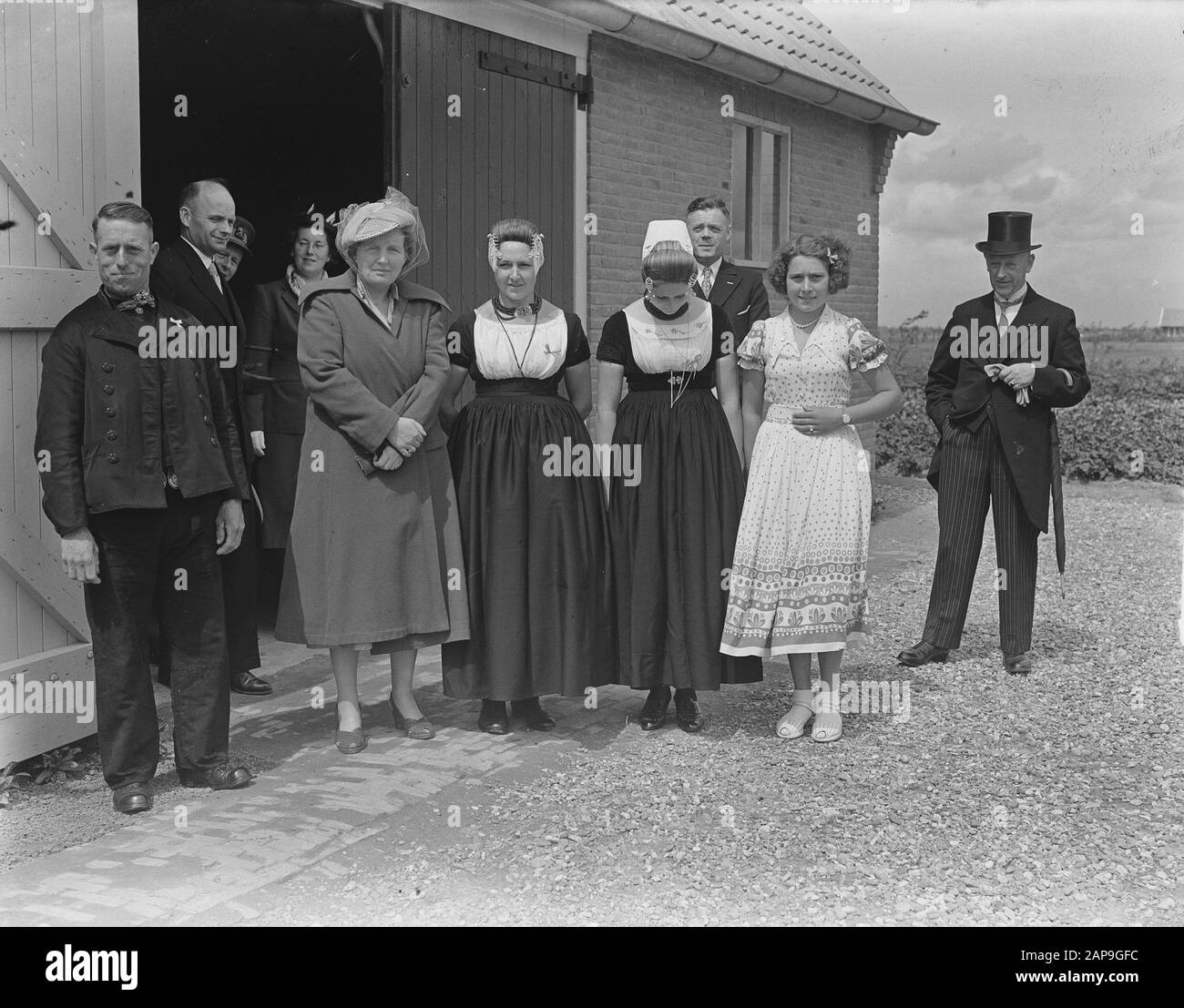 Besuchen Sie die königliche Familie in Noordoostpolder und Urk Datum: 13. Juli 1951 Ort: Urk Schlüsselwörter: Traditionelle Kostüme, königliche Besuche persönlicher Name: Juliana (Königin Niederlande) Stockfoto