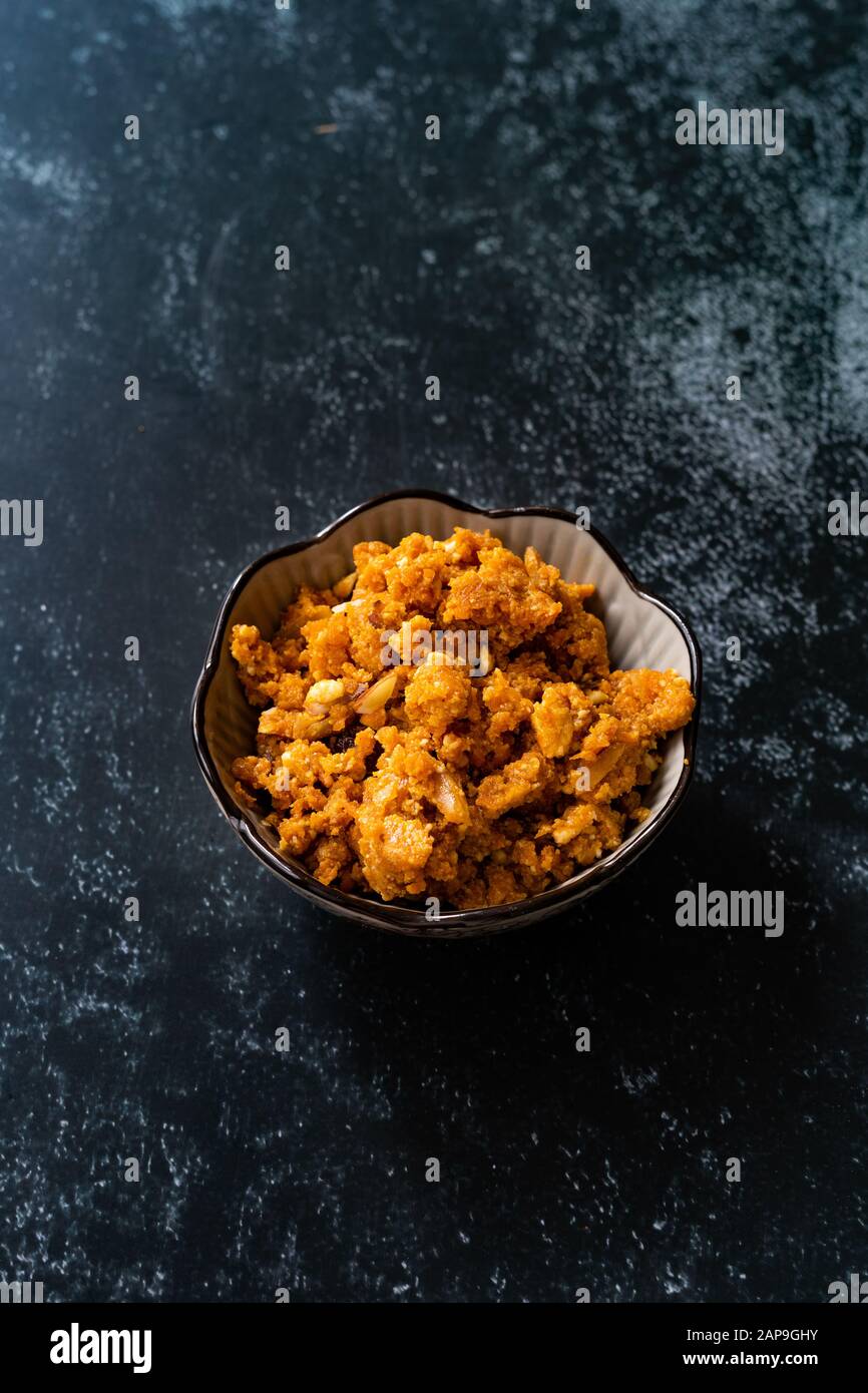 Gajar ka halwa/Halva ist ein süßer Dessertpudding auf Karottenbasis aus Indien. Garniert mit Kaschew/Mandelnüssen und In einer Schüssel serviert. Traditionelles Gericht. Stockfoto