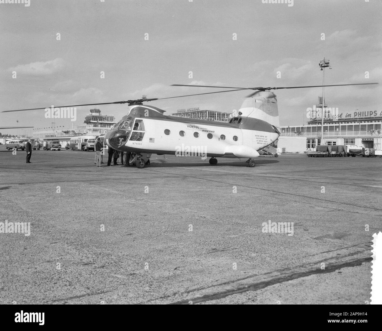 Boeing Vertol 107-Demonstration. Am Schiphol Datum: 6. Juli 1961 Ort: Noord-Holland, Schiphol Schlüsselwörter: Demonstrationen Stockfoto
