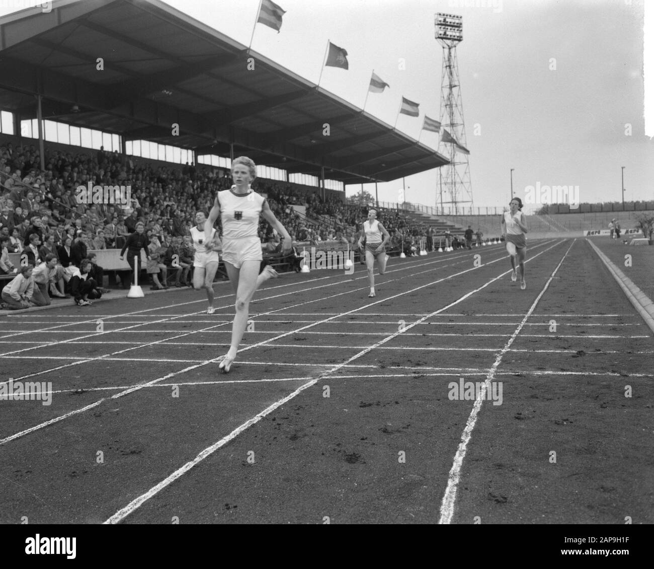 Leichtathletik der Frauen Niederlande gegen Deutschland in Enschede. E. Ort, R. Bronsack, M. Langbein, R. Kuyk Datum: 9. Juli 1961 Ort: Enschede Schlagwörter: Leichtathletik Personenname: Bronsack, R., E. Ort, Kuyk, R., Langbein, M. Stockfoto