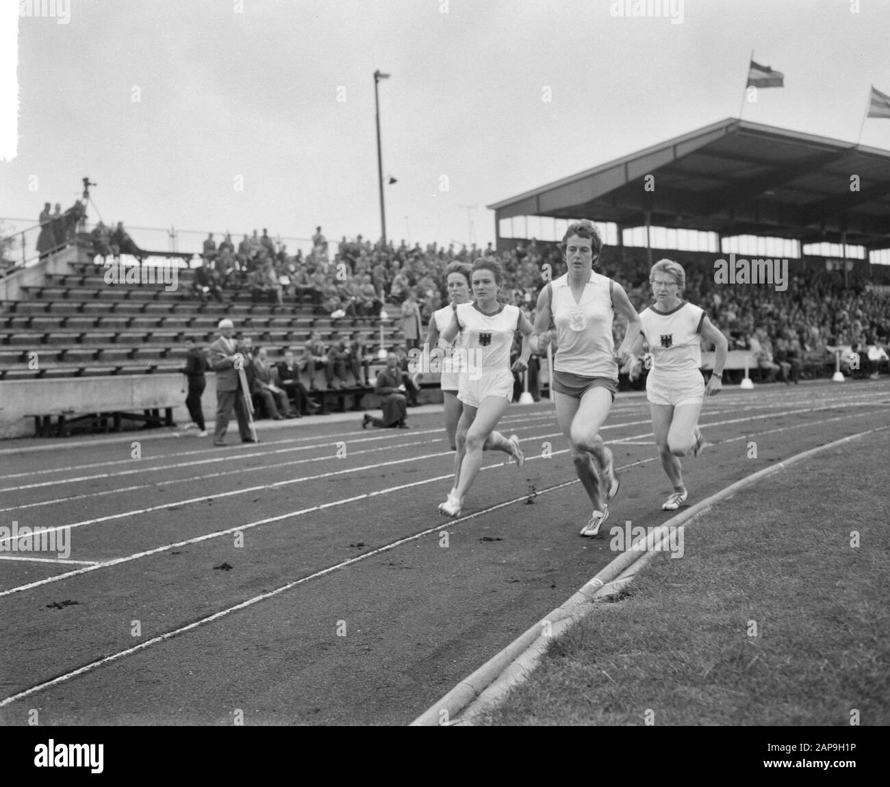 Leichtathletik der Frauen Niederlande gegen Deutschland in Enschede. J. van Eyck, M. Schmalowski, G. Kraan, R. Nitsch Datum: 9. Juli 1961 Ort: Enschede Schlagwörter: Leichtathletik-Personenname: G. Kraan, J. van Eyck, M. Schmalowski Stockfoto
