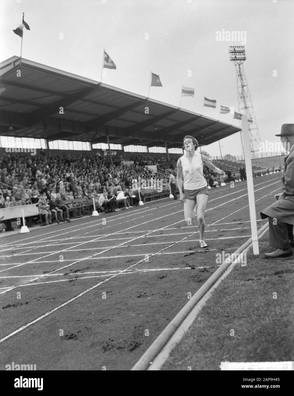 Leichtathletik der Frauen Niederlande gegen Deutschland in Enschede. E. Ort, R. Bronsack, M. Langbein, R. Kuyk Datum: 9. Juli 1961 Ort: Enschede Schlagwörter: Leichtathletik Personenname: Bronsack, R., E. Ort, Kuyk, R., Langbein, M. Stockfoto