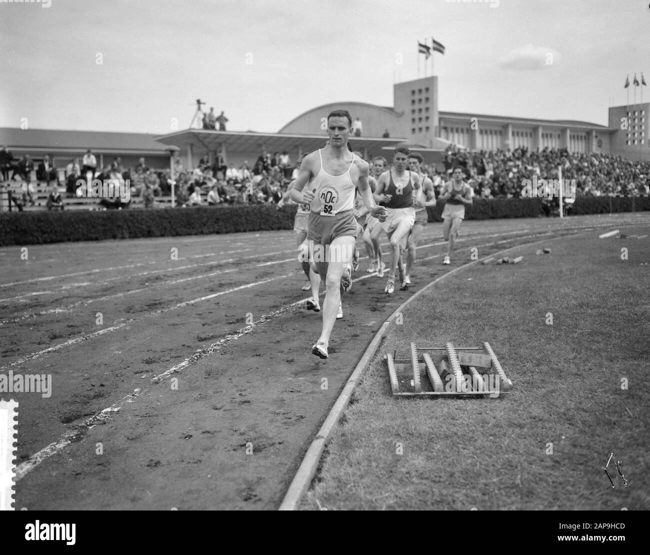 Leichtathletik-Meisterschaften der Frauen und Männer in Vlaardingen. 1500 m Männer H. Snepvanger Datum: 30. Juli 1961 Ort: Vlaardingen, Zuid-Holland Stichwörter: Leichtathletik-Meisterschaften persönlicher Name: H. Snepvanger Stockfoto