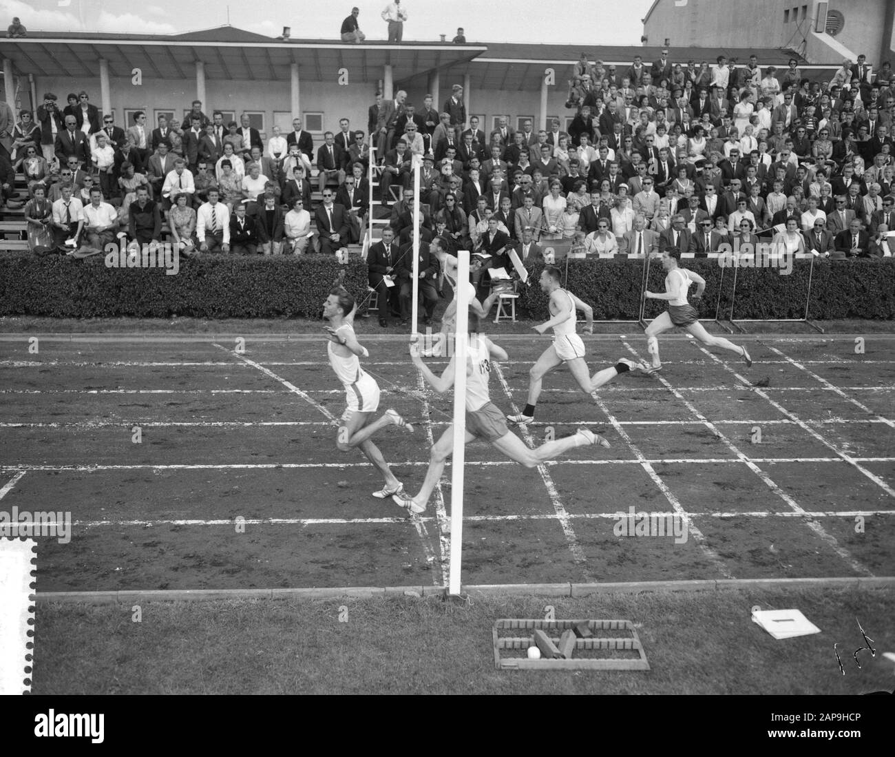 Leichtathletik-Meisterschaften der Damen und Herren in Vlaardingen. 100 m Horde Herren Datum: 30. Juli 1961 Ort: Vlaardingen, Zuid-Holland Schlagwörter: Leichtathletik-Meisterschaften Stockfoto