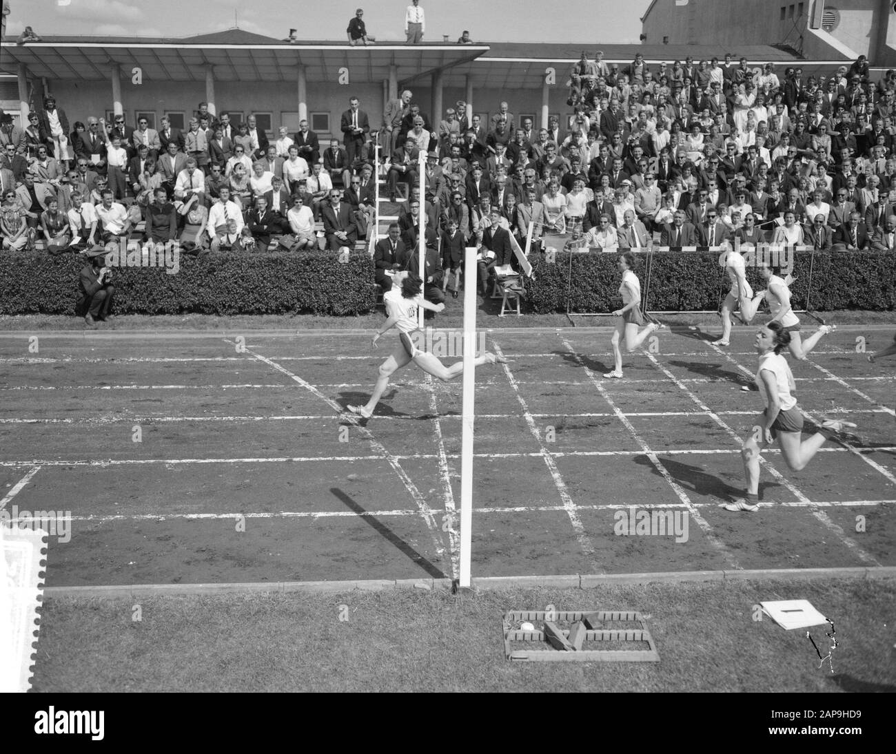 Leichtathletik-Meisterschaften der Frauen und Männer in Vlaardingen. Finish 100m Damen Datum: 30. Juli 1961 Ort: Vlaardingen, Zuid-Holland Schlagwörter: Leichtathletik-Meisterschaften Stockfoto