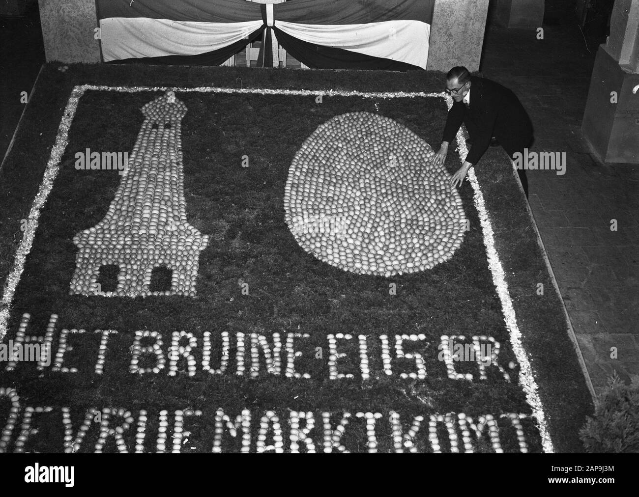 Die erste große nationale Ausstellung Für Geflügel und Kaninchen in Barneveld wurde offiziell vom Beauftragten der Königin in Gelderland, Jhr, eröffnet. C.G.C. Quarles van Ufford. Eiermosaik: "Das braune Ei ist da/der freie Markt" Datum: 5. November 1946 Ort: Barneveld Schlagwörter: Eier, Öffnungen, Ausstellungen Stockfoto