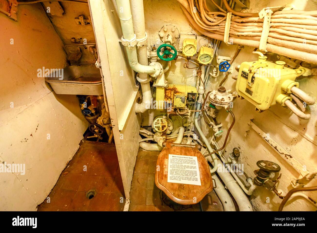 San Diego, Navy Pier, Kalifornien, USA - 1. August 2018: Toilettenraum mit Waschbecken des sowjetischen U-Boots CCCP B-39 in San Diego. Touristenattraktion in der Marine Stockfoto