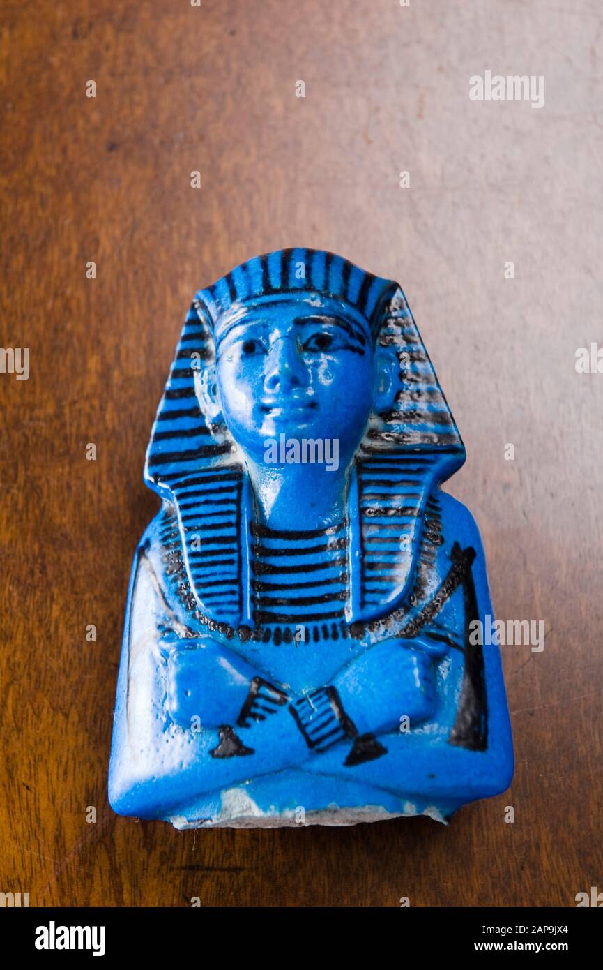 Blau gefärbte Royal Shabti von König Sethos I. von der altägyptischen Grabstätte, Teil von William Bankes Sammlung im ägyptischen Raum in Kingston La Stockfoto