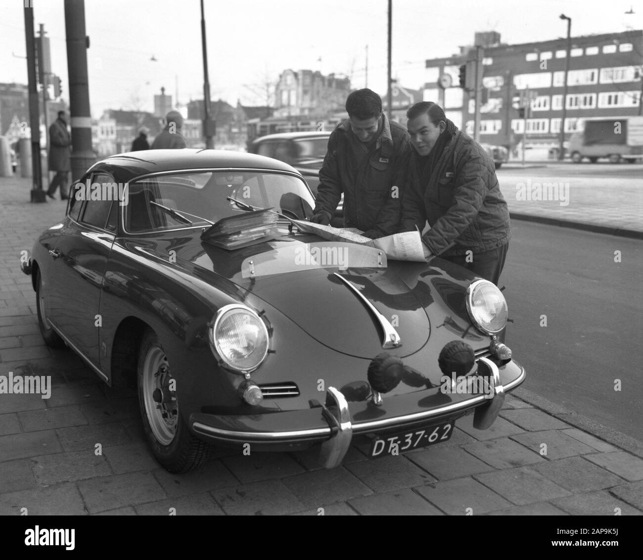 Ben Pon und John Swaab Rallye-Fahrer mit ihren Autos Datum: 27. Dezember 1961 Schlagwörter: Rallye-Fahrer, Autos persönlicher Name: Ben Pon Stockfoto