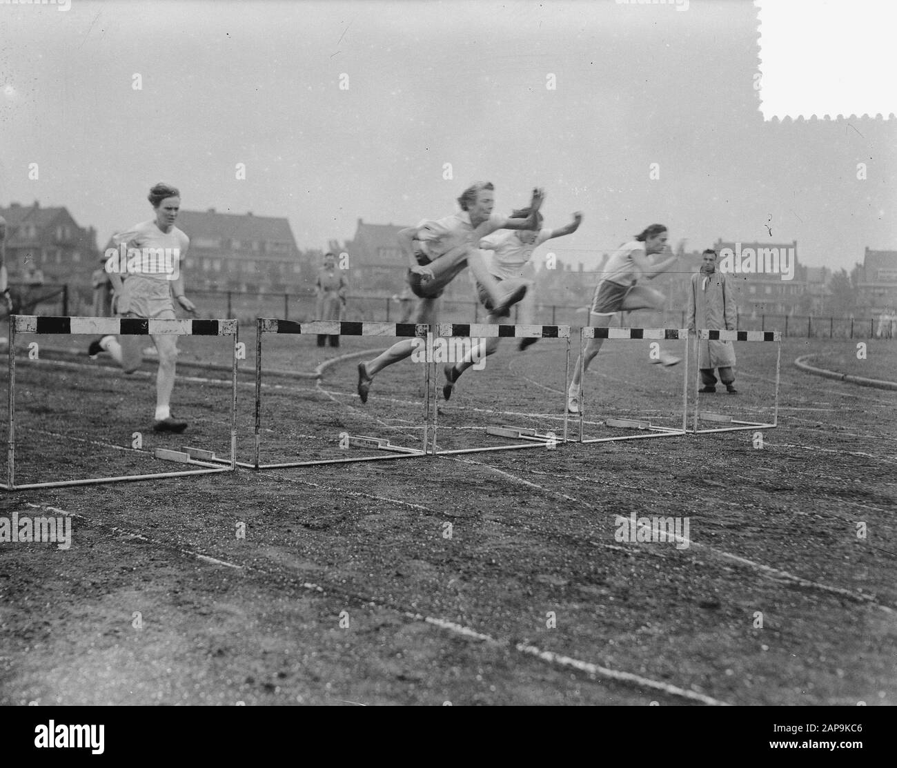 Leichtathletik om beker L. van Poot den Haag Datum: 2. September 1951 Ort: Den Haag, Zuid-Holland Stichwörter: ATTLETICS, Cups Personenname: Poot, L. van Stockfoto