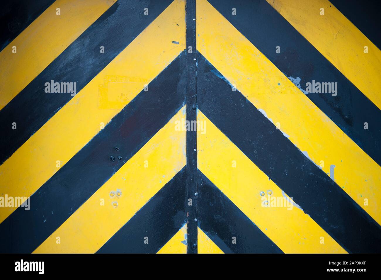 Schwarze und gelbe Streifen in einem auffälligen Hintergrund mit Vollformatsrisiken Stockfoto