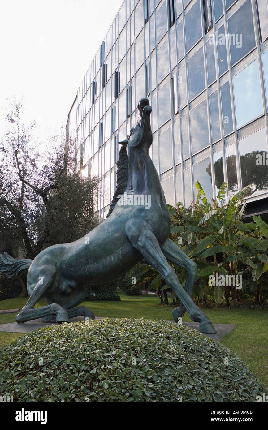 Pferdeplastik aus Bronze am Eingang zum staatlichen Sender Rai in Rom Italien Stockfoto