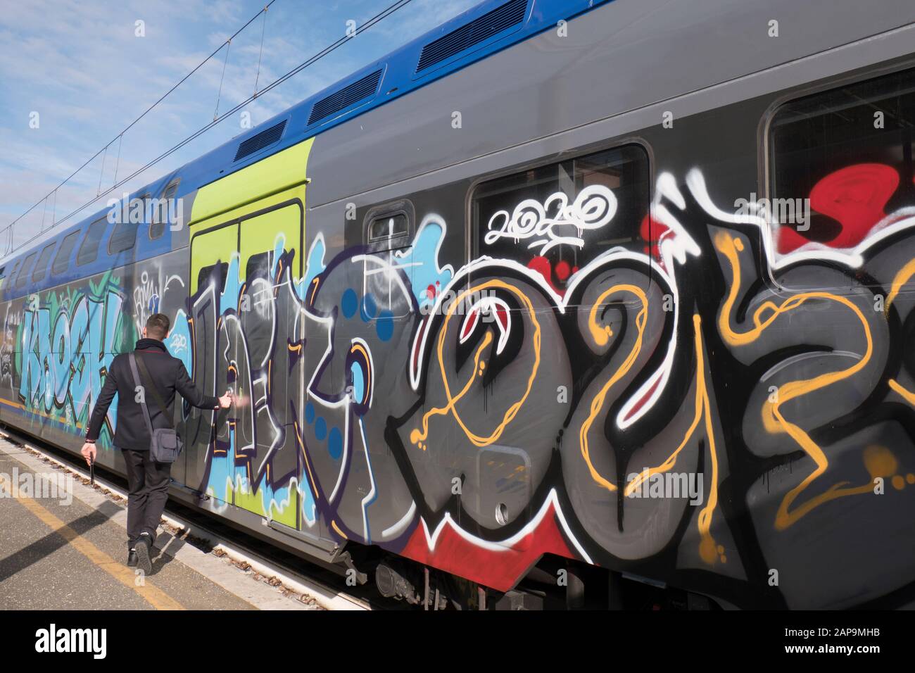 Passagier, der in Italien in den Regionalzug einsteigen soll Stockfoto