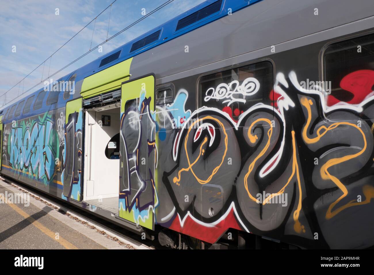 Regionalbahn Italien am Bahnsteig in Bracciano Italien Stockfoto