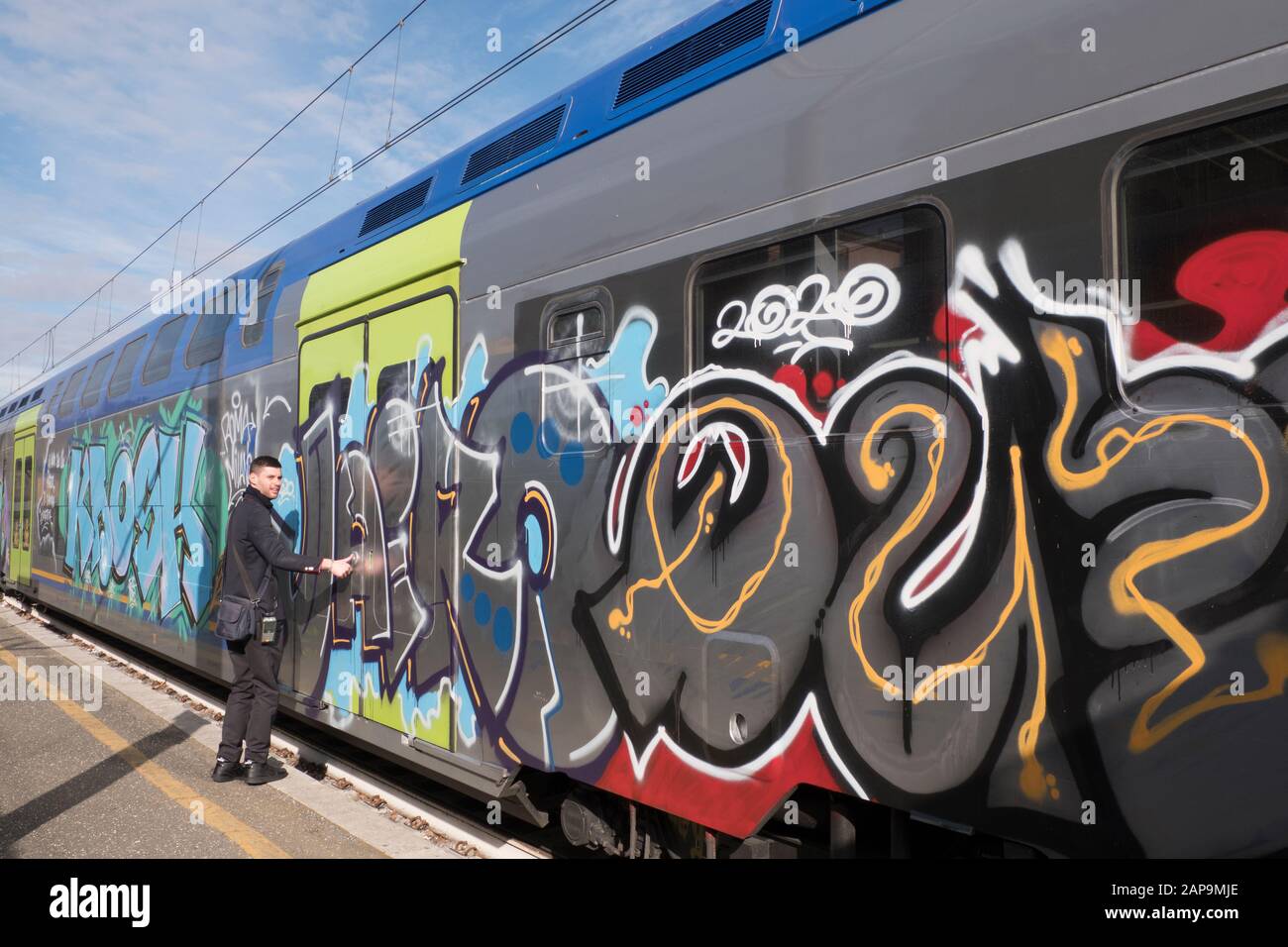 Passagier, der einen Regionalzug in Italien einsteigen soll Stockfoto