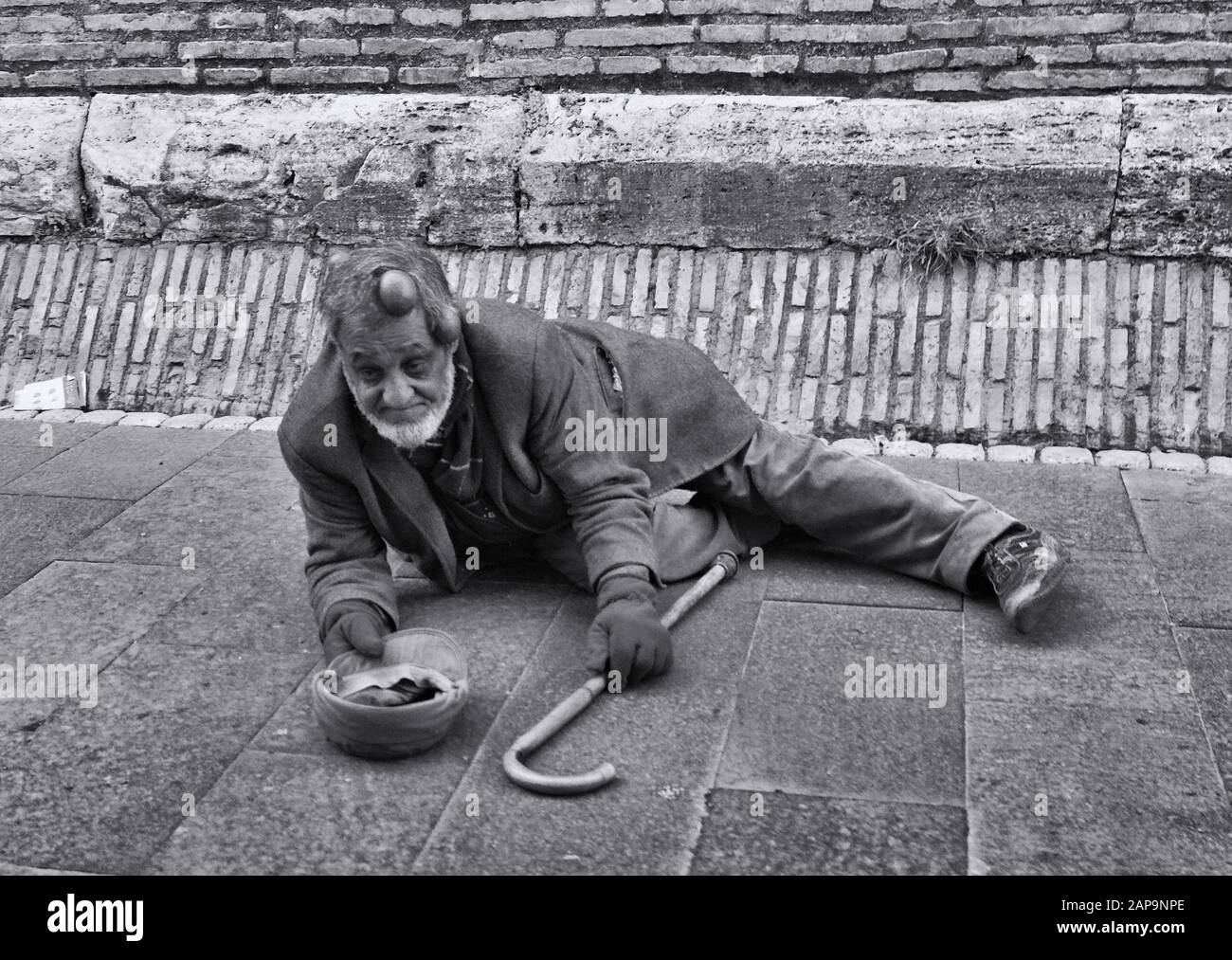 Bettler außerhalb der vatikanmauern in Rom, italien Stockfoto