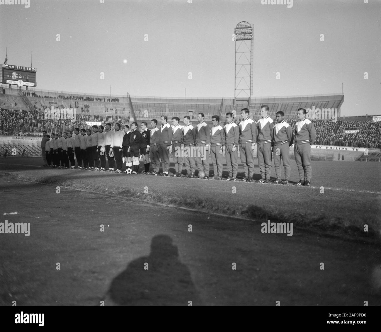 Blau-weiß gegen NAC 1-1, eine Schweigeminute vor Spielbeginn Datum: 2. Dezember 1962 Schlüsselwörter: STILTES, Sport, Fußball, Spiele Institution Name: Blau-weiß, NAC Stockfoto