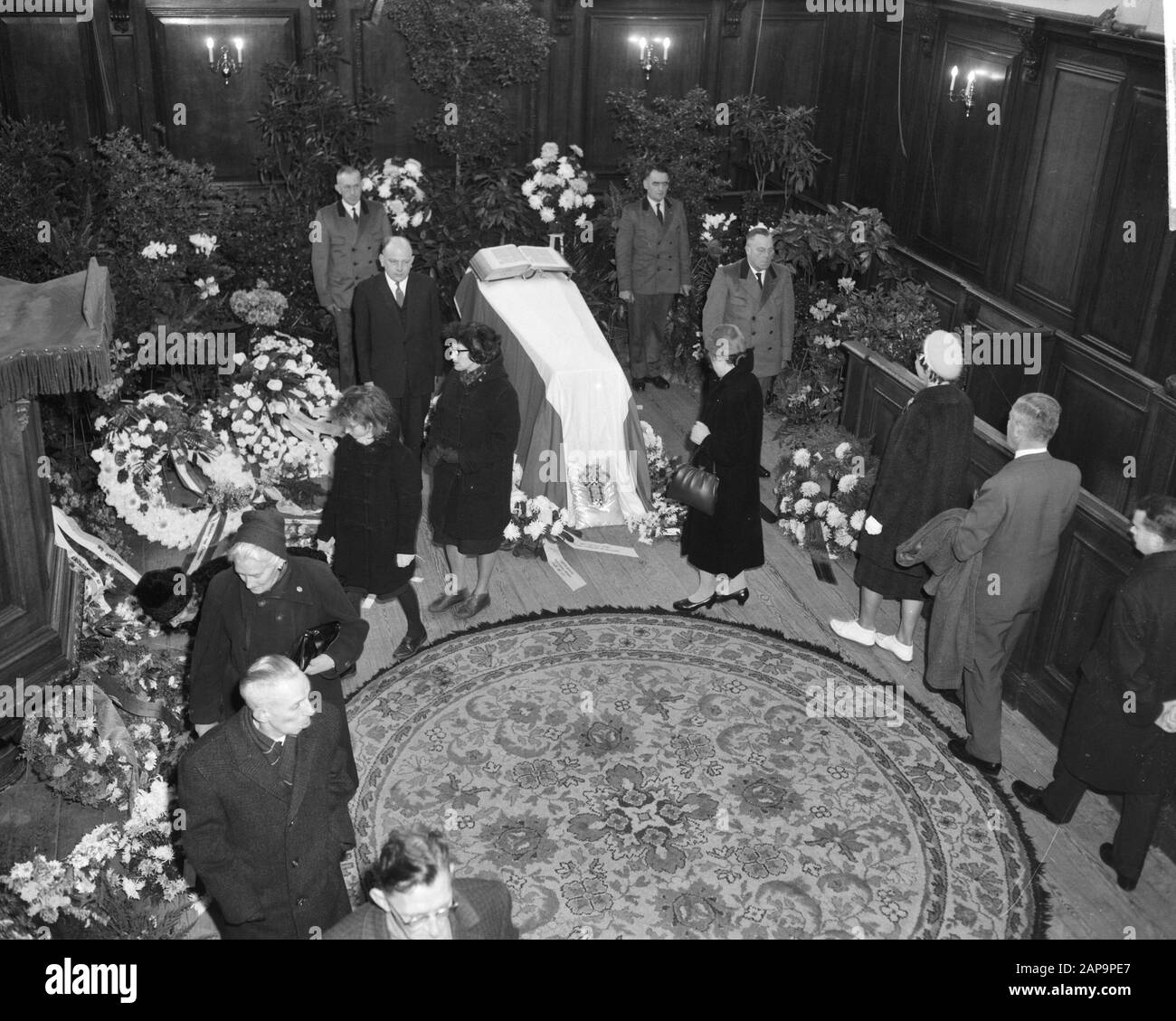 Apeldoorn, Palast der Innenkapelle Het Loo. Hausangestellte des Palastes halten die Wache des Todes, während die Öffentlichkeit der Prinzessin Annotierung Tribut zollt: Auf dem Sarg ist eine offene Bibel Datum: 30. November 1962 Ort: Apeldoorn, Gelderland Schlüsselwörter: Abschied, Todesschützen, Interieurs, Kapellen, Monarchie, Tod, Paläste, Paläste, Prinzessinnen, öffentliche, Königshäuser, Angestellte persönlicher Name: Grünina (Prinzessin Niederlande) Name Der Einrichtung: Paleis Het Loo Stockfoto