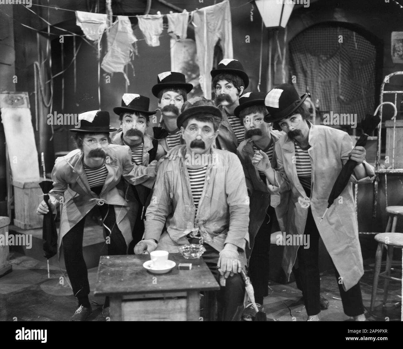 Die Tom Manders zeigen ohne Musik, Dorus mit seinem Dorusjes Datum: 3. Februar 1963 Schlagwörter: Unterhaltungsprogramme persönlicher Name: Dorus Stockfoto