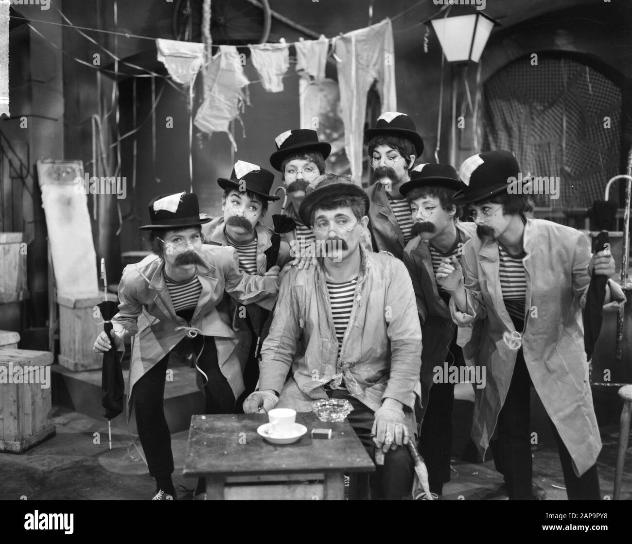 Die Tom Manders zeigen ohne Musik, Dorus mit seinem Dorusjes Datum: 3. Februar 1963 Schlagwörter: Unterhaltungsprogramme persönlicher Name: Dorus Stockfoto