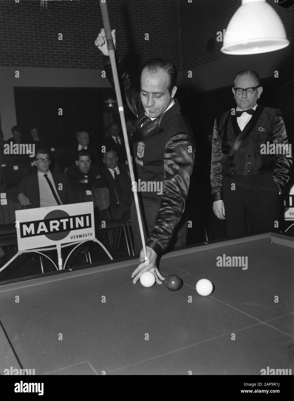 Billard zur Europameisterschaft Aker Kader 71/2 in der Marinekantine in den Helder. Galvez (Spanien) HIT Datum: 27. Februar 1963 Ort: Den Helder Schlüsselwörter: Biljarten, CHAMPONIES persönlicher Name: Galvez Stockfoto