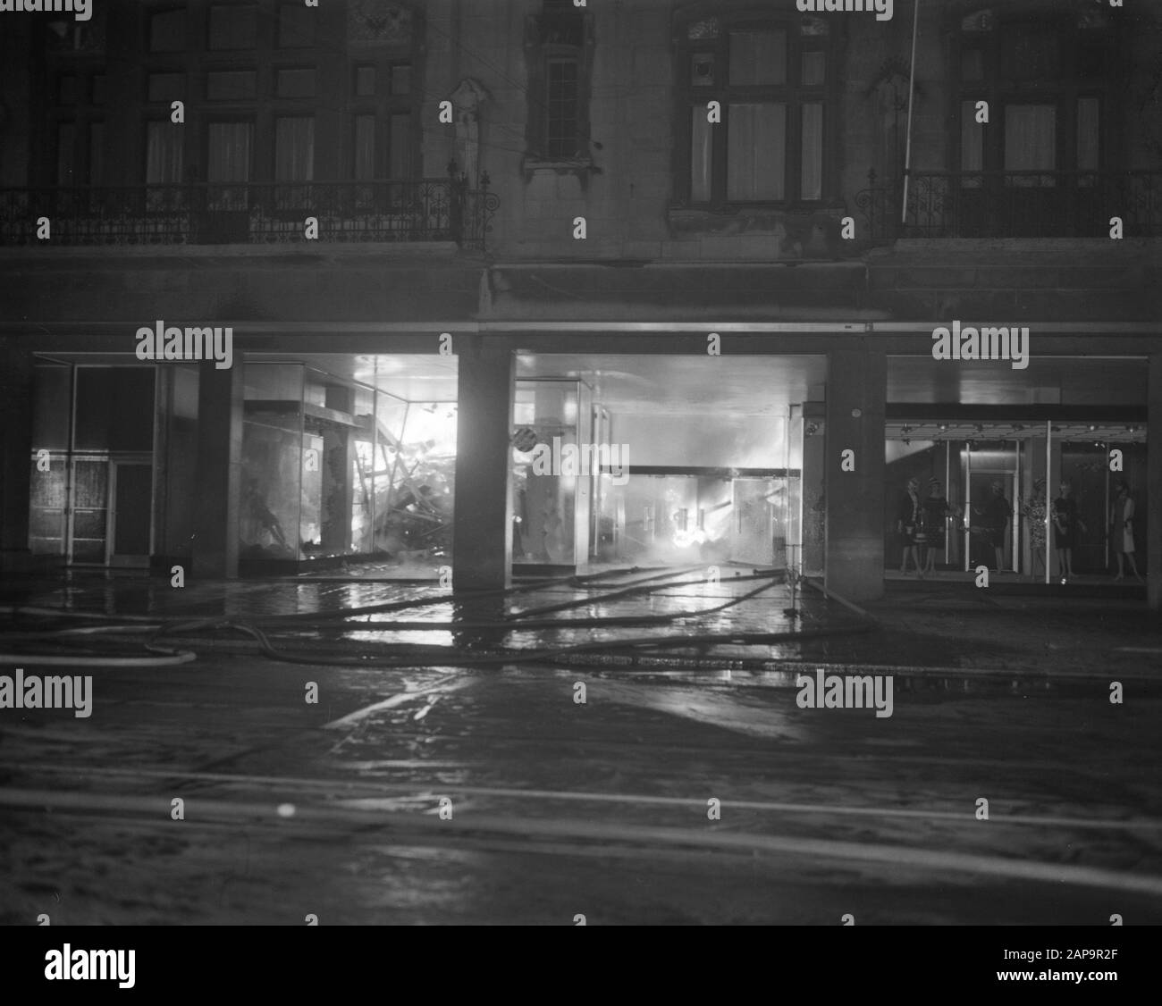 Marke in der Nähe von C und A am Damrak in Amsterdam, Damrak Datum: 16. februar 1963 Standort: Amsterdam, Noord-Holland Schlüsselwörter: Name der Brenneinrichtung: C&A Stockfoto