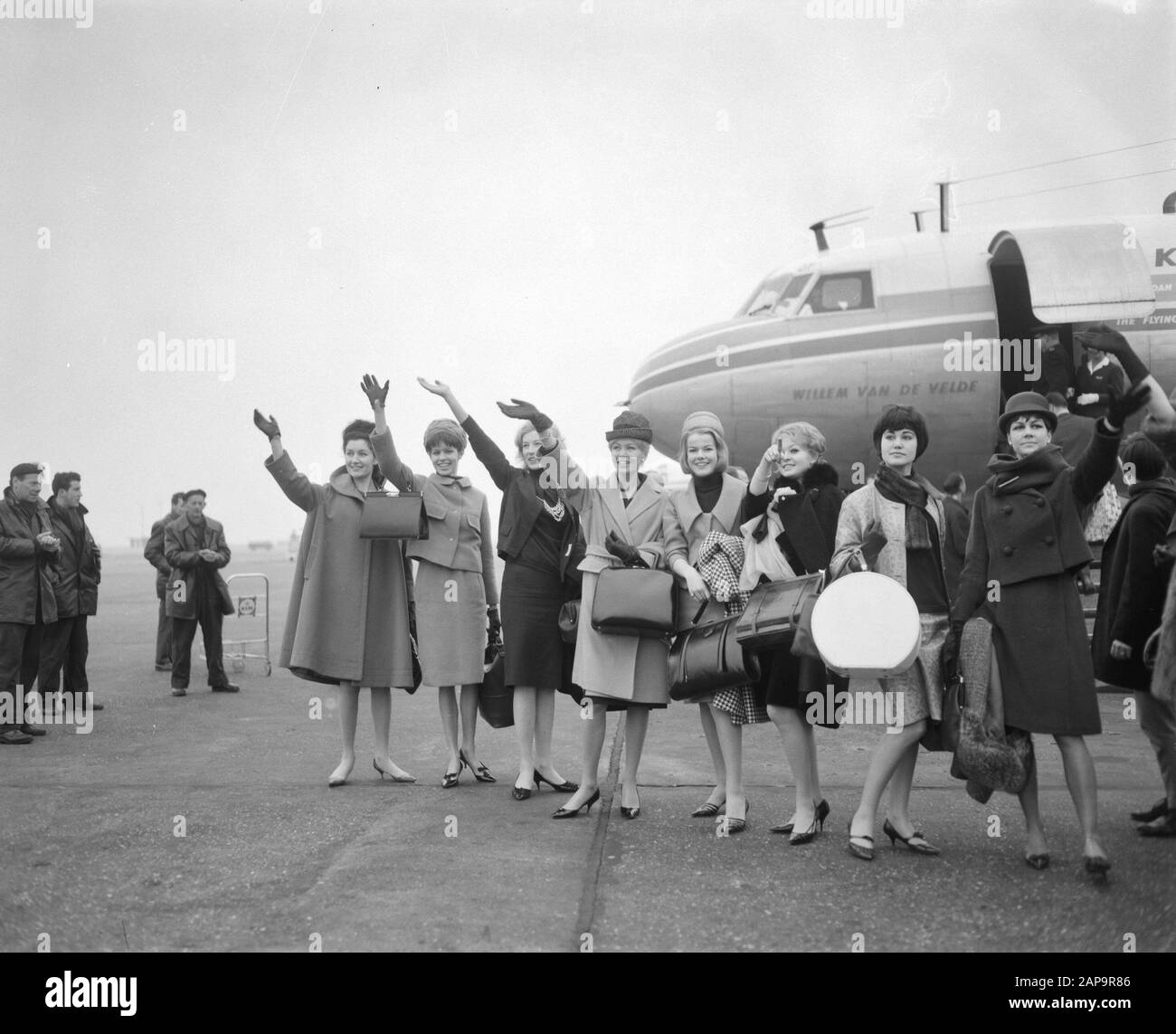 12 Topmannequins aus Propaganda-Niederländisch-Modus, vom Schiphol-Datum: 1. april 1963 Ort: Noord-Holland, Schiphol-Schlüsselwörter: Modus, Propagandamittel Stockfoto