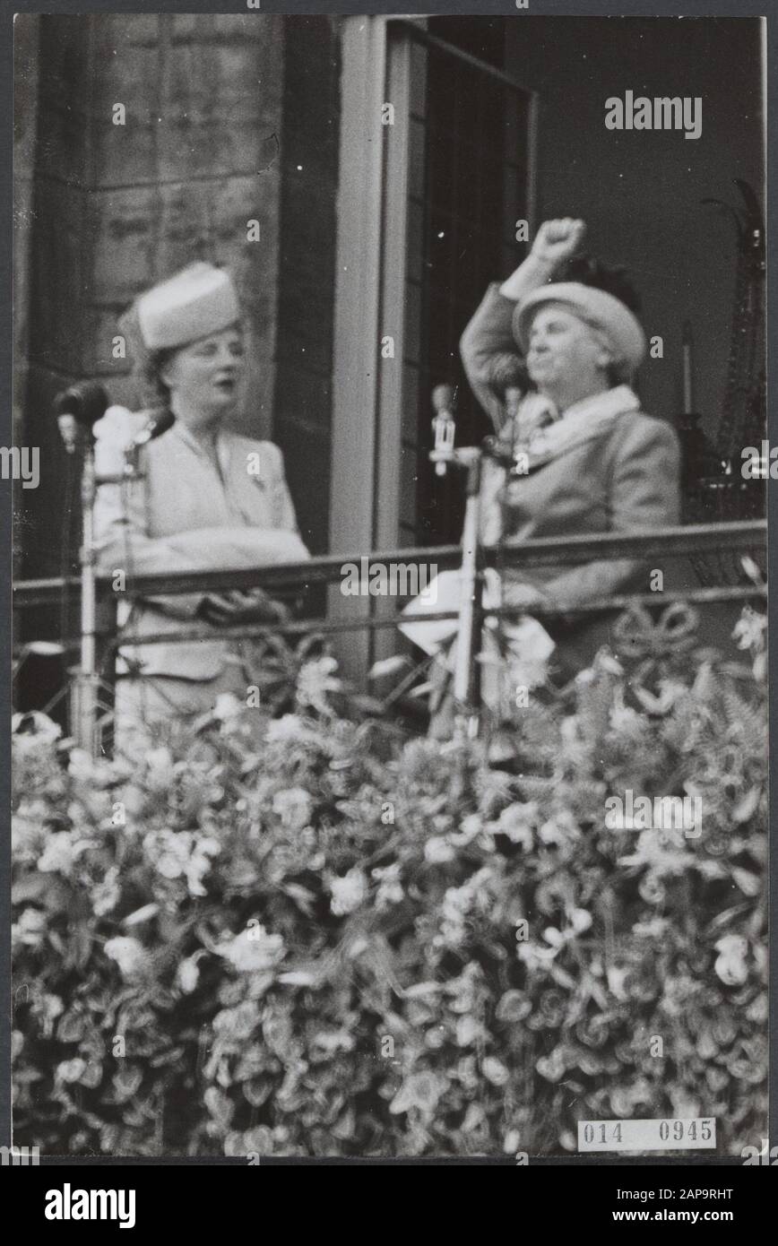 Abdankungskönigin Wilhelmina. Bordescene Palace am Dam Platz. Königin Juliana und Prinzessin Wilhelmina Anmerkung: Foto veröffentlicht nach ihrem 75. Geburtstag im Jahr 1955 Datum: 4. September 1948 Ort: Amsterdam, Noord-Holland Schlüsselwörter: Abdomungen, Königinnen, Königshaus, Prinzessinnen persönlicher Name: Juliana, Königin, Wilhelmina, Prinzessin Stockfoto
