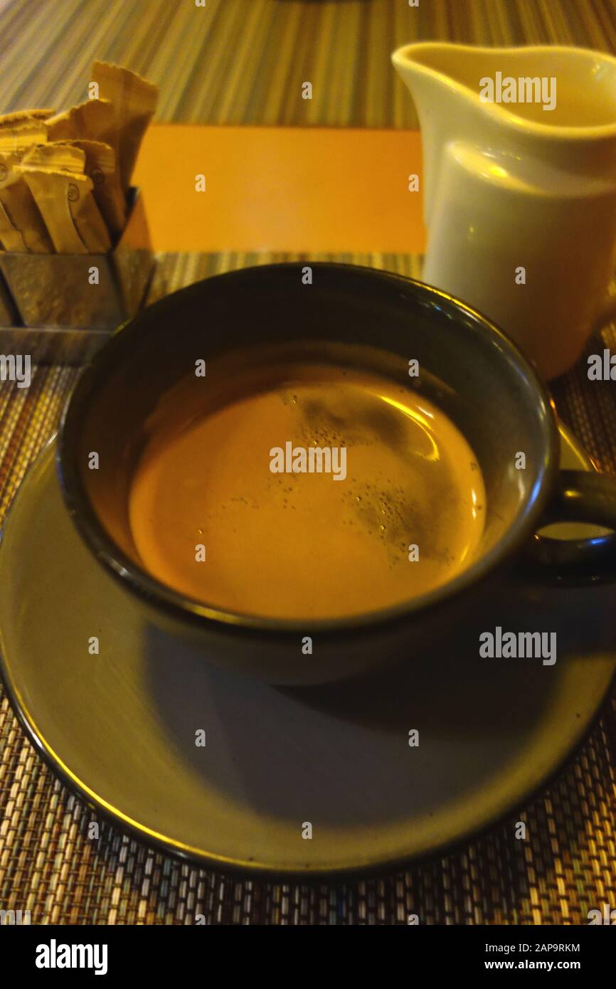 Schwarzer Kaffee und heiße Milch im mexikanischen Zocalo Restaurant im Azul Beach Resort Hotel, Puerto Morelos, Riviera Maya, Cancun, Mexiko. Stockfoto