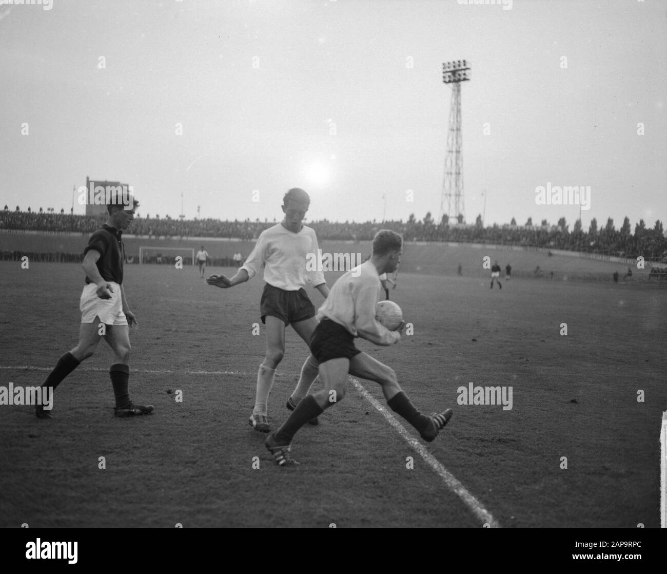 BVV gegen Haarlem im DOS-Stadion 2-0. Spielmoment Datum: 3. Juli 1963 Schlagwörter: Sport, Fußball Stockfoto