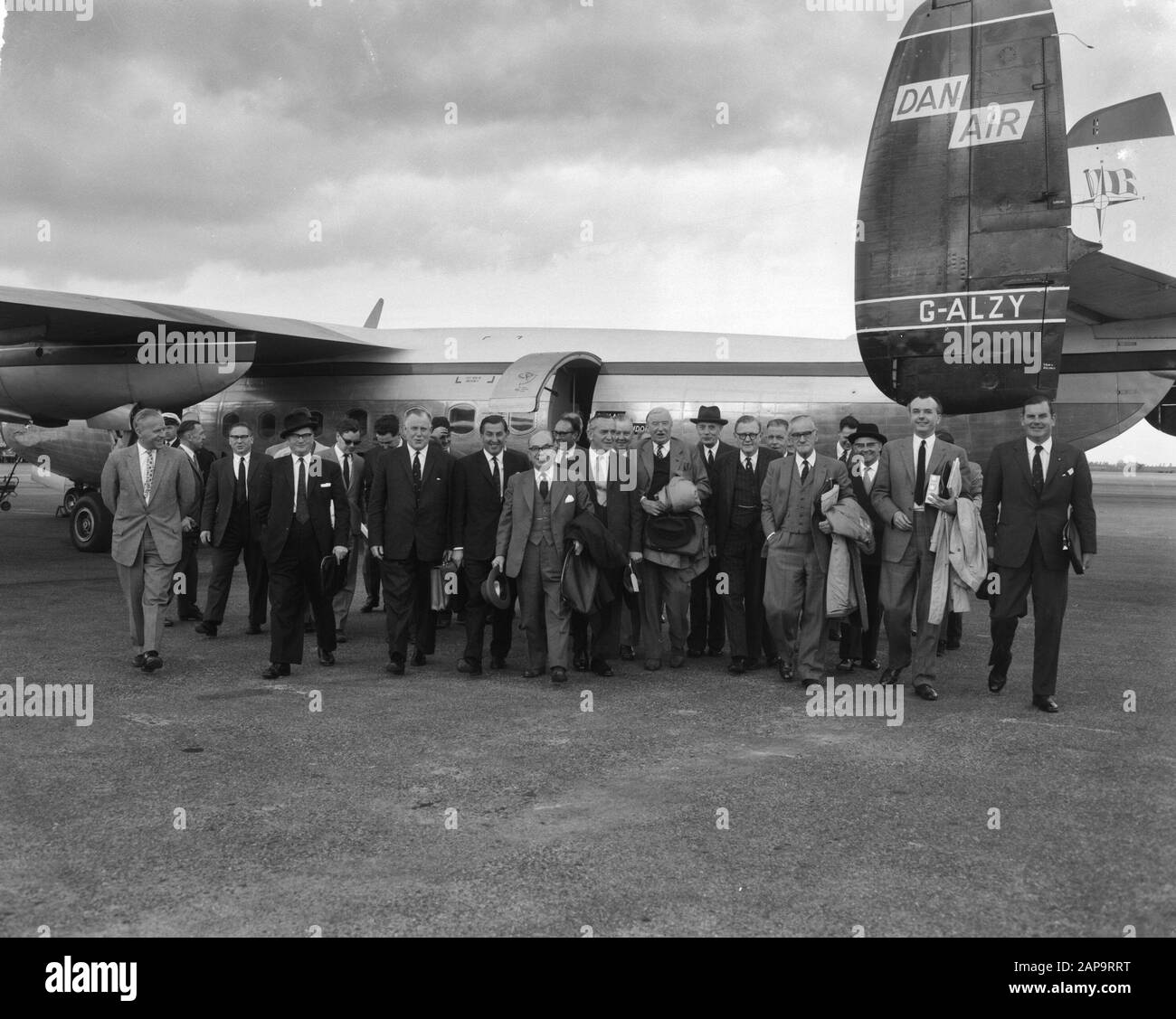 Dreißig englische Abgeordnete in den Niederlanden für Arbeitsbesuche Ankunft in Schiphol Datum: 24. Juni 1963 Ort: Noord-Holland, Schiphol Schlüsselwörter: Ankunft, Parlamentsmitglieder Stockfoto