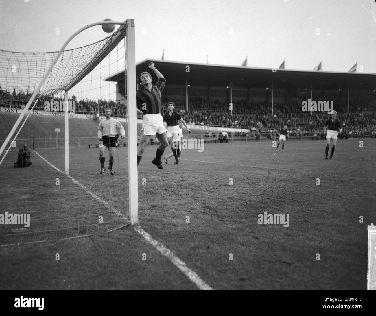 BVV gegen Haarlem im DOS-Stadion 2-0 Ein fast bestimmtes Ziel von Jarki wird von der Verteidigung des BVV über lat angeführt Datum: 3. Juli 1963 Stichworte: Tore Stockfoto