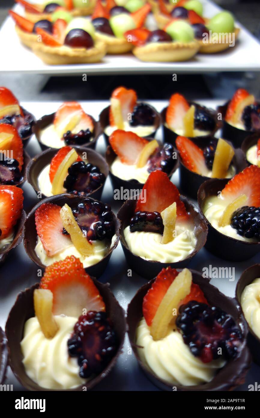 Kleine Schokoladensorten Mit Obstfüllung und Creme Patissiere in Buffet im Azul Beach Resort Hotel, Puerto Morelos, Riviera Maya, Cancun, Mexiko. Stockfoto