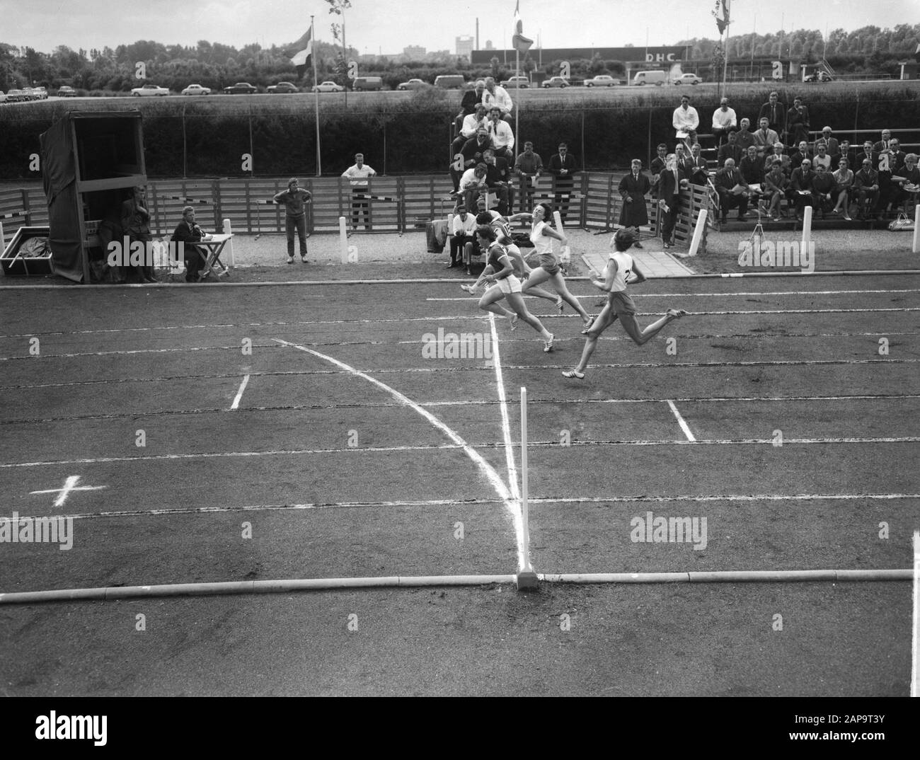 Leichtathletik Damen Niederlande gegen Frankreich in Delft. Finale 100 m. 1. C. Bouix (Frankreich), 2. M. Lurot (Frankreich), 3. Ellen Ort, 4. Witz Bijleveld Datum: 17. August 1963 Ort: Delft, Zuid-Holland Schlagwörter: ATTLETICS, Finals persönlicher Name: C. Bouix, Joke Bijleveld, M. Lurot Stockfoto