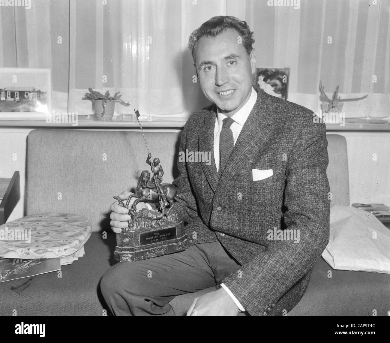 Athlet Frits de Ruyter mit seiner Trophäe, die er während der Internationalen Leichtathletik-Wettbewerbe im Juli 1946 in Prag auf den 880 Metern in 1,56,2 Anmerkungen: Command De Telegraph Datum: 20. August 1963 Schlüsselwörter: Athleten, Preise persönlicher Name: Ruyter, Frits de Institutionname: Telegraph gewann Stockfoto