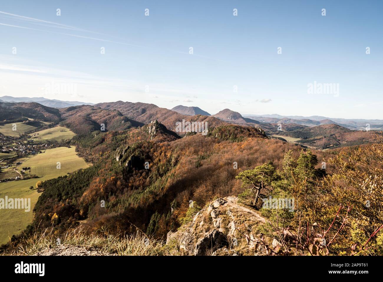 Blick von Stefanikova vyhliadka Blick im Herbst Sulovske Skaly Berge in der Slowakei mit Hügeln bedeckt von Wald mit Felsen und Teil von Sulov-Hr Stockfoto