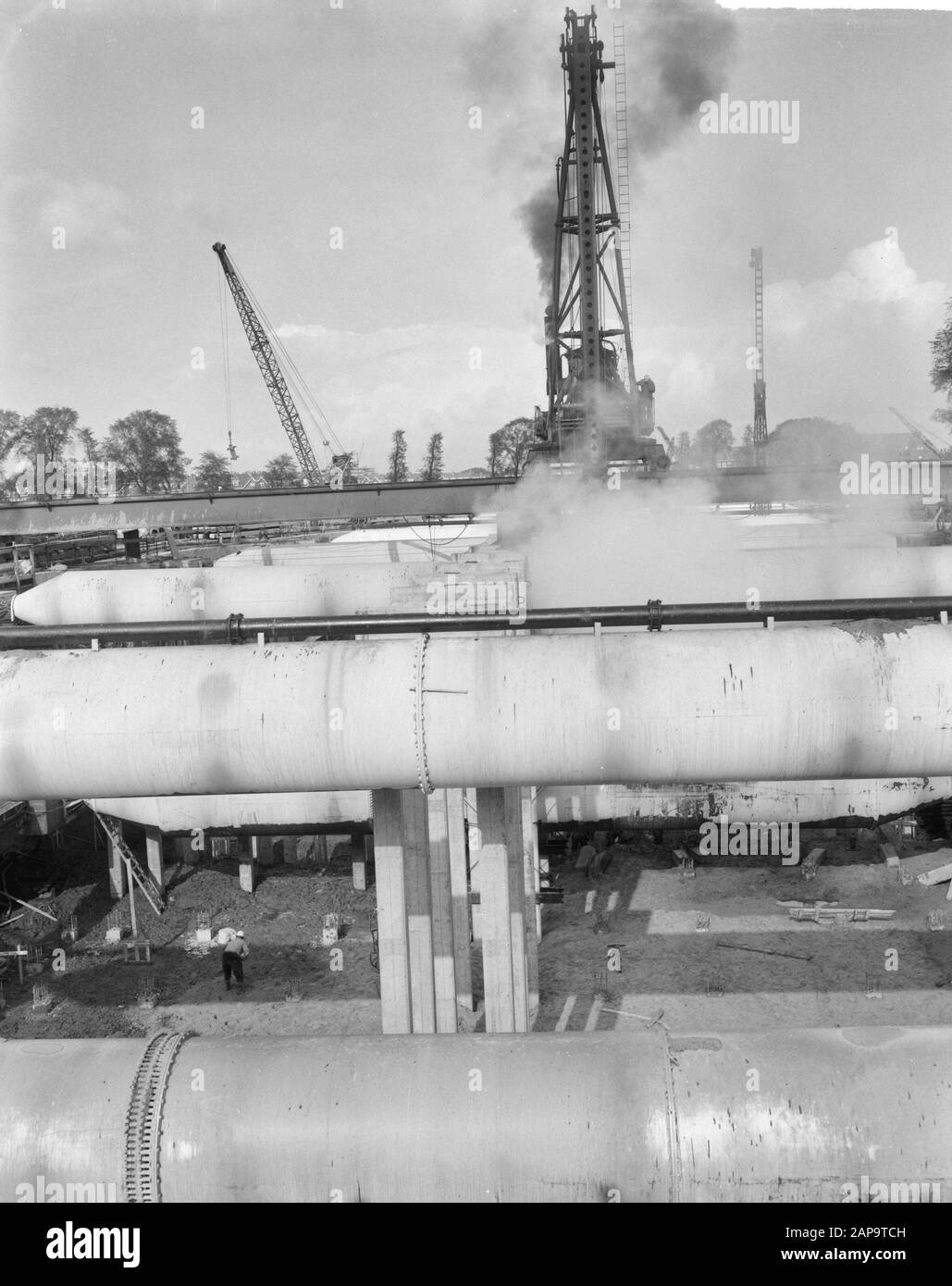 Bau IJtunnel. Die Ölbohrinsel im IJ. Innenbereich der Verkehrsrohre Datum: 7. Oktober 1963 Schlagwörter: Ölstände, Tunnelbau Institutionenname: Ij-Tunnel Stockfoto