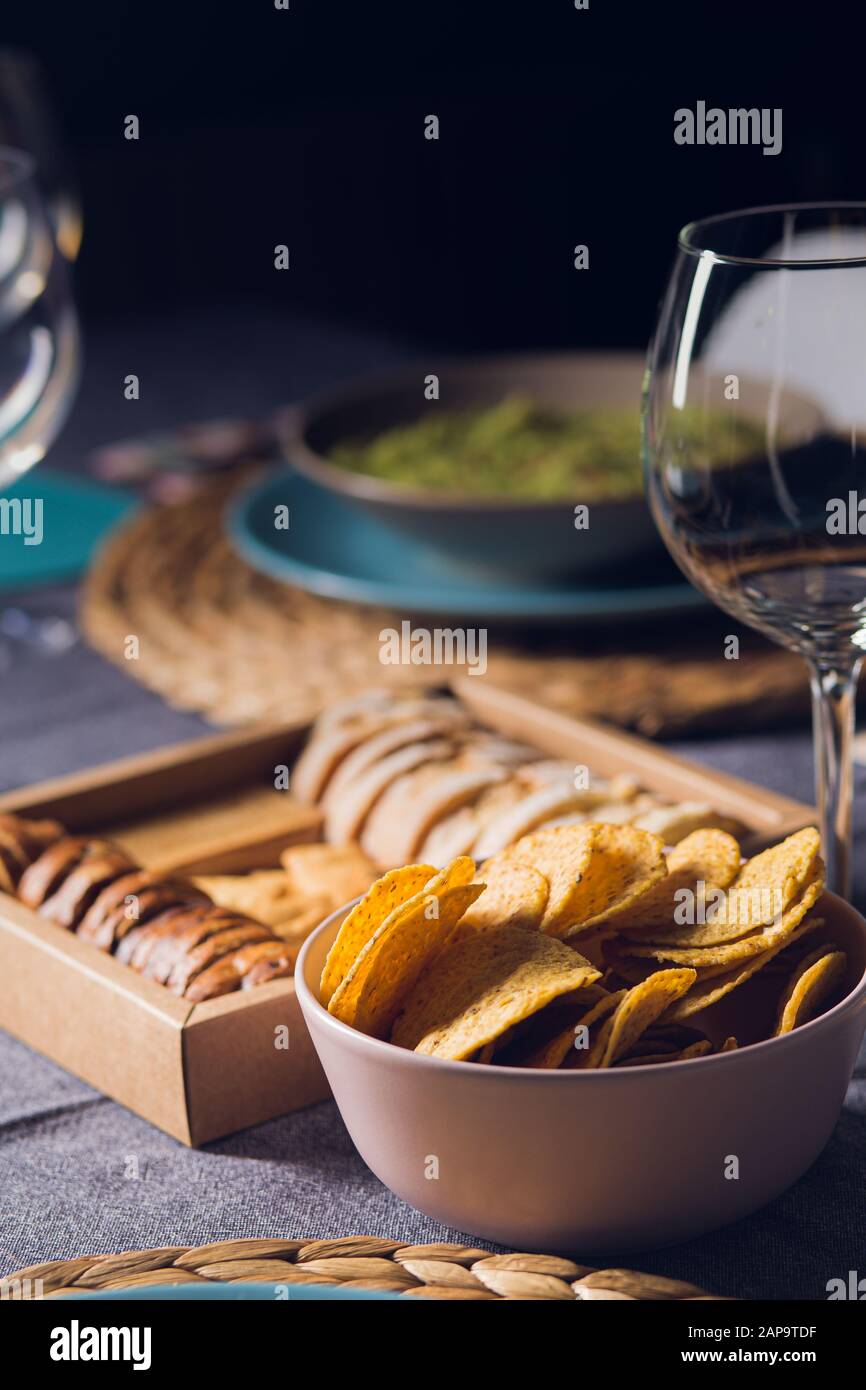 Verschiedene Toastscheiben auf einer Holzkiste auf einem zubereiteten und servierten Tisch in einem Restaurant Stockfoto